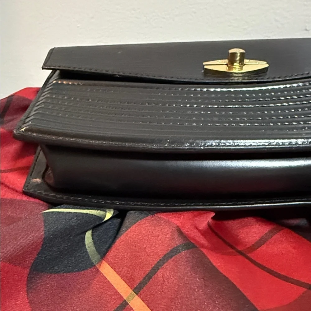 Louis Vuitton Authenticated Rare Vintage Black Epi Leather Tilsitt Shoulder Bag
